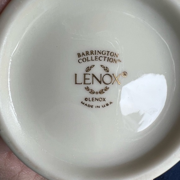 Beautiful Lenox Large Ginger Jar, Barrington Collection. Cream with floral print - Picture 2 of 5